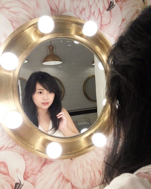 Oh, mirror mirror on the wall.. 🎶
~
💋 @dearmebeauty | Dear Julie
📸 @devitangel01
•
•
•
•
•
#dearme #dearjulie #dearmebeauty #localbrand #lipcream #dearmeclassiccollections #classiccollections #local #beautyhaul #makeuphaul #selfie #makeup #beauty #blogger #bblogger #clozetteid #clozetter #beautiesID #indobeautygram #beautybloggers #beautybloggerID #indonesianblogger #indonesianbeautyblogger #instagood #mommyblogger