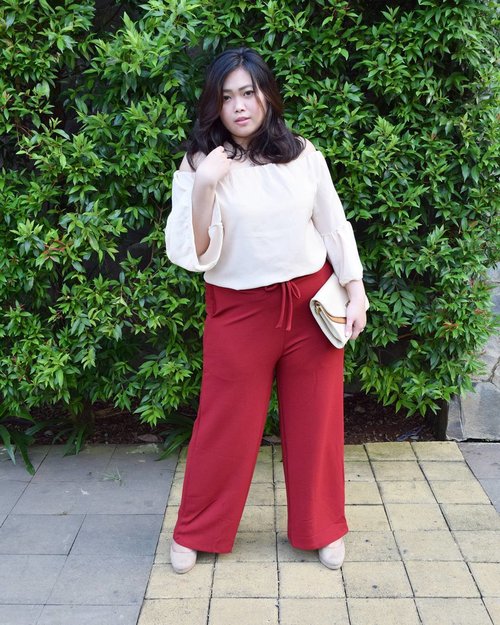 Super comfy kulot pants from @deadly_gorgeous for the early stage of my pregnancy. Super love! ❤
•
•
•
#ootd #potd #ootdindo #lookbookindonesia #lookbookindo #indonesian_blogger #indonesiancurvyblogger #chictopiastyle #looksootd #ootdholic #outfithariini #ootdjourney #clozetteid #clozetter #COTW #instalike #instagood #fashion #blogger #fashionblogger #fblogger #fashiondiary #dyantara #dyantarastyle #aiachanfashionjournal #endorsement #endorse #sponsorship