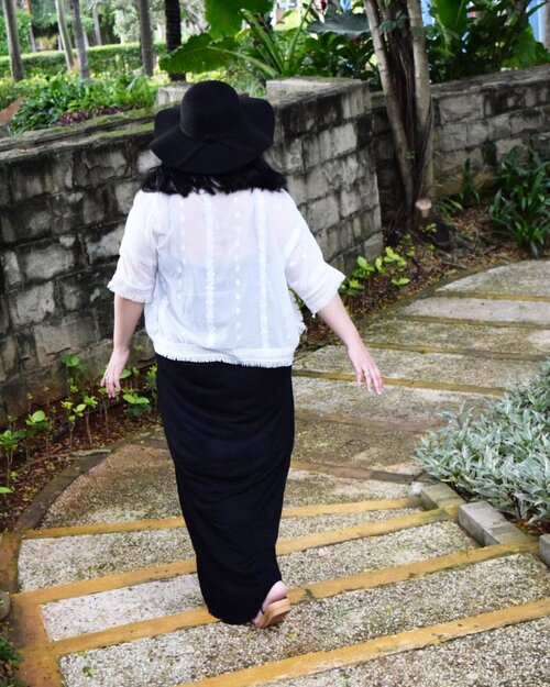 Same pathway, same monochrome clothes, same hat, but different day & time.. 👣
Repeating the moment from Halloween day, three years ago. New post soon on my blog ❤️
•
•
•
•
•
#springsummerlook #summerlook #boholook #monochrome #ootd #ootdshare #potd #ootdindo #lookbookindonesia #lookbookindo #indonesian_blogger #indonesianblogger #bloggerindonesia #chictopiastyle #looksootd #ootdholic #outfithariini #ootdjourney #ootdshare #clozetteid #instagood #fashion #blogger #fashionpost #fashionblogger #fblogger #fashiondiary #dyantara #dyantarastyle #aiachanfashionjournal #mommyblogger