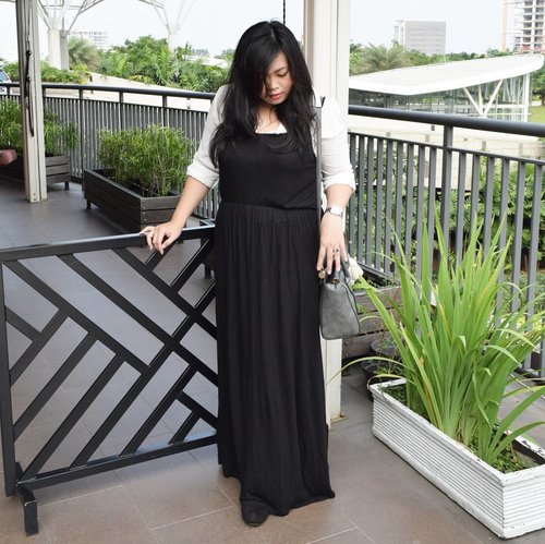 Simplicity is the key for my elegance, and this monochrome is a wrap.New summer outfit inspiration up on blog and link in my bio!°°°#ootd #potd #ootdindo #lookbook #lookbookindonesia #lookbookindo #lookbookwomen #indonesian_blogger #chictopiastyle #looksootd #ootdholic #outfithariini #ootdjourney #clozetteid #COTW #hm #forever21 #f21 #summer #inspirations #summerootd #summeroutfit #instalike #instagood #fashion #blogger #fashionblogger #fblogger #fashiondiary #aiachanfashionjournal