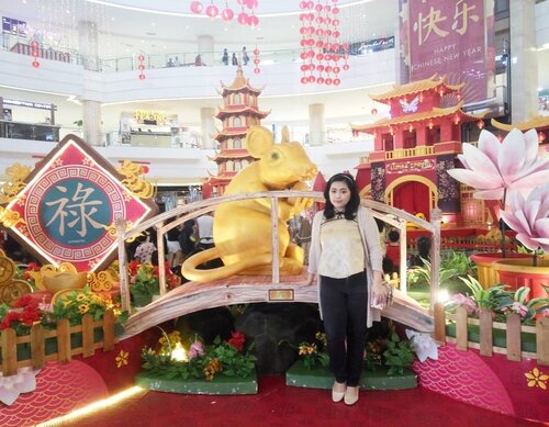 Having fun in the festive decorations of the year 🐭•••••#latepost #yearofrat #cny2020 #cny #ratyear #lunarnewyear #lunarnewyear2020 #alamsutera #mallatalamsutera #lunarnewyeartheme #lunarnewyeardecor #potd #newyearcelebration #indonesian_blogger #clozetteid #inspiration #instalike #instagood #fashion #blogger #fashionblogger #fblogger #fashiondiary #instafashion #beauty #beautyblogger #bblogger #indonesianblogger #instabeauty #aiachantraveljournal