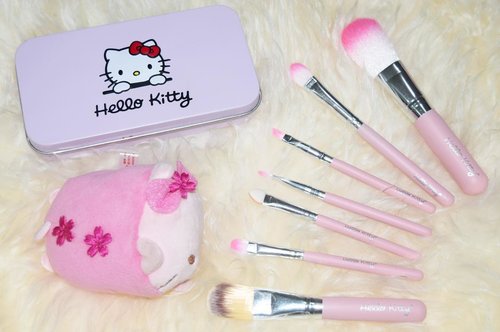 If you're not bought it for its function, then bought it for its cuteness 👌🏻
•
•
•
•
•
#flatlay #pinkflatlay #pinkandwhite #flatlaylove #flatlaystyle #flatlayinspo #flatlayinspiration #hellokitty #hellokittybrushset #hellokittyfan #hellokittylover #makeup #beauty #blogger #bblogger #clozetteid #clozetter #beautiesID #indobeautygram #beautybloggers #beautybloggerID #indonesianblogger #indonesianbeautyblogger #instagood #mommysblogger