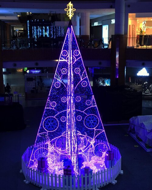 보라색트리 🎄💜•••••#christmas #celebration #christmastree #giantchristmastree #christmas2020 #merrychristmas #christmascelebration #festiveseason #sms #summareconserpong #christmasseason #holidayseason #potd #indonesian_blogger #clozetteid #inspiration #instalike #instagood #fashion #blogger #fashionblogger #fblogger #fashiondiary #instafashion #beauty #beautyblogger #bblogger #indonesianblogger #instabeauty #aiachantraveljournal