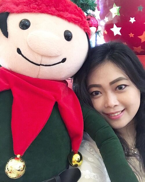 Wefie with Mr. Elf 🤳🏼•••••#christmas #celebration #christmastree #giantchristmastree #christmas2020 #merrychristmas #christmascelebration #festiveseason #centralparkmall #centralpark #christmasseason #holidayseason #potd #indonesian_blogger #clozetteid #inspiration #instalike #instagood #fashion #blogger #fashionblogger #fblogger #fashiondiary #instafashion #beauty #beautyblogger #bblogger #indonesianblogger #instabeauty #aiachantraveljournal