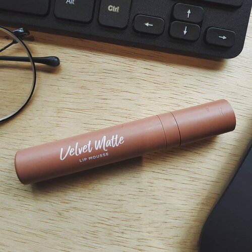 Beberapa hari yang lalu, aku udah sempet review @wardahbeauty velvet matte lip mousse di story. Buat yang ketinggalan, bisa cek highlight story "Wardah" di feedku yha 😘-Overall, lipen ini memang pantas kalau jadi produk terbaik dari Wardah. Baik dari segi packaging, formula, sampe hasilnya di bibir, velvet matte lip mousse ini emang juara banget! 🧡-Kamu udah nyobain produk ini belum? Kira-kira produk Wardah yang mana lagi yang nggak kalah oke dari velvet matte lip mousse? 🤔