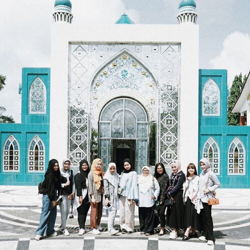 Been a week since my last visit to Budi Mulia Dua with these gorgeous ladies. It was an honor to be invited by Ms. @tasniemrais herself and to be able to get insight of the schools 💕-The BMD tour started from @sdbudimuliaduapanjen, @smpbudimuliadua , @smabudimuliadua, @smkbudimuliadua, @qlc.budimuliadua, and Playschool-Playgroup-TK @bmdseturan. Up until now, I'm still amazed by the learning methode, programs, and facilities that they have. Especially the library and the fact that some elementary students learn to code. ARE YOU KIDDING ME?! No, I'm not kidding myself. No.-The report of our tour in Budi Mulia Dua is already published on my blog. Go to #honeyvha.com to read more ❤