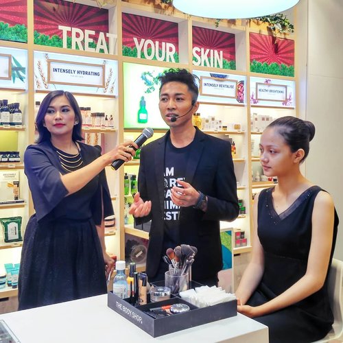 Glam makeup demo with MUA Adit from @thebodyshopindo. Pssst, he's been working with The Body Shop for 7 years! #TheBodyShopMakeup 💕