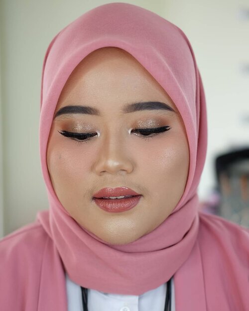 Alright guys, shout out to my talented high school mate @dwitaandini who dolled me up with this softglam wedding makeup look. So honored that she picked me up as her next portofolio for @makeupbyandini 😍😇-A short glimpse about her MUA journey, Andini udah jadi certified professional makeup artist dan dia pake tools yang mostly high-end, mulai dari brush, skincare, dan makeup. Dia pun ngeproduksi eyelash sendiri, yaitu @lavanya.idn.-Nggak cuma melayani jasa makeup artist aja, dia juga buka private makeup class untuk self makeup maupun professional. Khusus Ramadhan ini, ada diskon khusus buat self makeup class dan hemat sampe 200k 😁-Selain wedding, jasa MUA @makeupbyandini juga melayani special occasion lain seperti wisuda, lamaran, bridesmaid, hingga prom. Abis Ramadhan, pasti lagi rame niiih yang pada ngenalin calon ke keluarga besar. Langsung aja kontak @dwitaandini sebelum dia fully-booked yhuaaa 😘-#clozetteid #clozette #jogjabloggirls #jogjabeautyblogger #effyourbodystandards