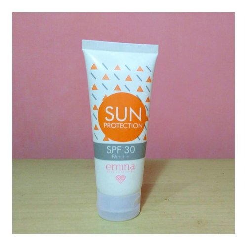 Been using this sun protection from @eminacosmetics since I get a bit more serious on taking skincare. Review will be on my blog. Go check my bio to get the link 😉
.
.
.
.
.
#bloggerceria
#jogjabeautyblogger #beautybloggerid #bloggerceriaid #bloggercrony #bloggerbabes #clozetteid #kbbv #kbbvmember #kbbvreview
