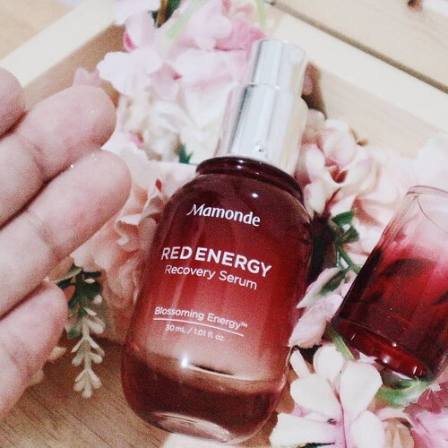 Udah baca review first impression tentang @mamondeindonesia Red Energy Recovery Serum di blog? Belum? Cuss klik link di bio yak 😘❤️