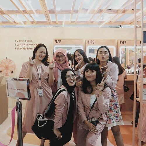 Had a very lovely time shopping at @rollover.reaction popup store with these ladies. Thank you RR for having me! 🥰-Buat temen-temen yang belum ke @lol.yk, buruan cuss ke sana! Jangan lupa mampir ke popup store Rollover Reaction karena ada promo dan hadiah menarik yang bisa kamu dapetin di sana! CUMA SAMPE HARI INI AJA YHAAA 😘-#rolloverpopup #rolloverpopupjogja