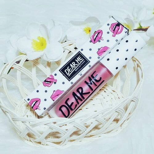 Syudah lama tydac updaaate. Sekalinya update, pengen ngeracun ciwi-ciwi yang gemar dengan lip product berpekejing gemaaazzz.Selain pekejing gemaz, apa lagi yang bikin kamu bakal mbobol dompet demi mendapatkannya? Langsung cuss klik link di bio yak.Kalo udah beli, ditunggu sumpah serapah cantiqnyah 😂💕 @dearmebeauty #DearMeBeauty