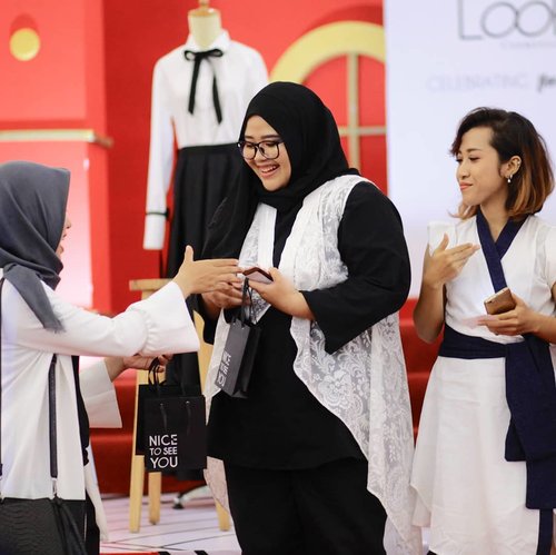 Couldn't hide the happiness there when I was in @lookecosmetics grand launching event. It was super fun! 💕-This event supported by:@avoskinbeauty@hartonomalljogja@gotosovie@dailydarling@missbigjillacc@memixjuice@migunicake@ethikopia @haven_embroidery-Media Partner:@vemaledotcom@popbela_com@dreamcoid@moeslemacom@swaragamafm--#CelebratingTheNewYou#LookeCosmetics#HolyLipSeries
