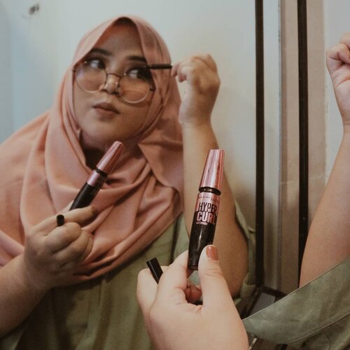 Beberapa waktu belakangan lagi ngandelin @maybelline untuk makeuo mataku, terutama eyeliner & mascara. Sebagus & seawet itu sih hasilnya. Bikin nggak ragu untuk borong karena emang kalo masalah eyeliner aku beneran boros banget.-Nah mumpung udah deket waktu gajian, yuk cuss manfaatin kode voucher "KOLMYB026" di Waktu Indonesia Belanja @tokopedia untuk bisa dapetin diskon up to 50% & cashback sebesar 30rb. Kamu juga bisa dapet bonus pouch cuma dengan belanja min. 150rb lho! YOK GASSS KLIK LINK DI BIO & BORONG SEMUA PRODUKNYAAA 💃