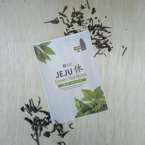 SNP Jeju Green Tea Mask 🌿

Merupakan masker yang mengandung perasan teh hijau segar yang berasal dari pulau Jeju yang kaya akan asam amiko dan mineral yang akan memberikan kelembapan bagi kulit, dapat menutrisi dan memperkuat lapisan perlindungan kulit.

My Opinion :
- Lembaran sheet masknya halus
- Dibeberapa bagian ada rasa gatal cekit2 gitu (mungkin karna sebelumnya pake produk exfo)
- Sheet masknya dingin, walaupun engga dimasukin kulkas dulu
- Essencenya banyak, wangi khas green tea

Ada yang udah coba sheet mask ini juga?

#snpindonesia #sheetmask #skincare #skincarekorea #skincarecommunity #idskincarecommunity #beautiesquad #lianaekacom #clozetteid #greentea #skincarejunkie #abcommunity