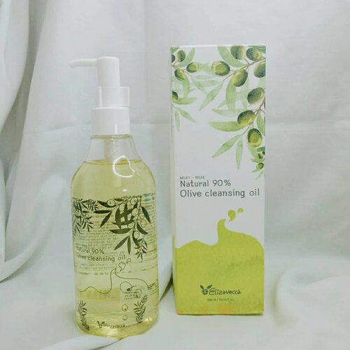 #elizavecca Natural 90% Olive Cleansing Oil

Ekstrak woolen oil alami yang dapat membersihkan make-up dan debu yang menempel pada wajah. Dapat larut pada air dengan baik, tidak lengket dan tetap melembabkan kulit.

Aku pakai ini kalau sedang menggunakan make-up saja. Bagus untuk mengangkat foundation, bedak dan lipstick. Untuk menghapus mascara dan eyeliner waterproof memerlukan sedikit 'usaha keras' (bisa lihat di video slide 2). Aroma khas oil, tidak ada aroma parfum / wangi-wangian lain. Memiliki tekstur yang light & cair, sehingga saat dibilas menggunakan air dengan suhu normal dia akan ikut larut dalam air. Setelah itu baru dilanjutkan dengan 2nd cleanser.

Aku sudah pakai selama 2 bulan, tapi tidak rutin setiap hari. So far, cleansing oil ini memang tidak membuat wajahku iritasi dan menimbulkan efek negatif.

Musik: Early Hours
Pemusik: @iksonofficial

#elizavecca #cleansingoil #kbeauty #beautiesquad #lianaekacom #idskincarecommunity #skincarecommunity #skincare #koreanskincare #skincarekorea #skincarelover #skincarejunkie #indonesiabeautyblogger #beautybloggerindo #clozetteid