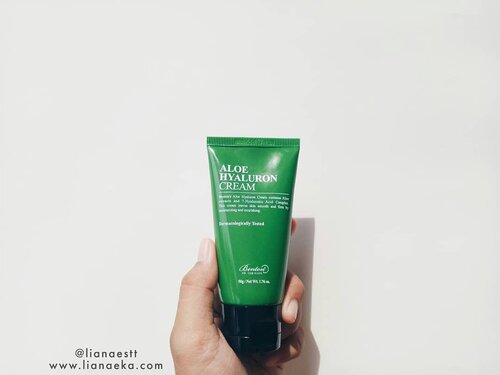 Benton Hyaluron Cream

#Benton Aloe Hyaluronan Cream contains Aloe and 7 Hyaluronic Acid to provide moisture and nutrients to your tired skin in a step-by-step to keep your skin smooth, moist and supple.

It is a product which is suitable for skip-care, which utilizes simple and minimized skincare steps.

Benton #AloeHyaluronanCream contains :
40% Aloe Vera Leaf Water which is rich in polysaccharides, rich in moisture, aloe is an excellent ingredient fot hydrating and soothing, helping to leave skin clear and revitalize.

7 types Hyaluronic Acid with different molecular wights (Sodium Hyaluronate in high molecule, middle molecule, low molecule, Hydrolyzed sodium hyaluronate, Hyaluronic acid, Sodium hyaluronate crosspolymer, and Hydrolyzed hyaluronic acid)

Mildly acidic, free fragrance, coloring, volalite alcohol, PEGs, etc.

The texture is white gel cream, light and moist. Sometimes using a cream like this will stick. But this isn't sticky at all and doesn't make it greasy.
But unfortunately when I became more blend, somehow there was a white streak, but when I let it go he would disappear.

My experience - I only used 2 times because this #cream just arrived yesterday. When I wearing this cream my face feels cold and moist. When I use the night, in the morning when I wake up my face isn't oily but still feels moist.

This #aloecream recommended for dry-dehydrate skin, sensitive skin, rough and dull skin lacking nourishment, skin that needs moisturization and suppleness care. *products are provided by #bentoncosmetic for review
#BentonAloeHyaluronCream #HyaluronicAcid #Skipcare #Kbeauty #koreanskincare #skincare #clozetteid #skincareroutine #skincarejunkie #skincarelover #lianaekacom