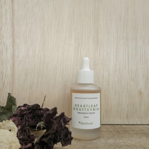 #Bellflower Heartleaf Houttuynia Treatment Serum 50ml

Contains Houttuynia cordata extract (44,000ppm) with Centella asiatica extract, Rosmarinus officinalis (Rosemary) leaf oil.

Calming effect for sensitive skin by Houttuynia cordata extract. Moisturized and Healthy skin by Centella asiatica extract, Rosmarinus officinalis (Rosemary) leaf oil.

Has a light texture and not heavy. Doesn't contain fragrance, there is only natural fragrance from the ingredients of the serum. Has a fresh scent. Has a light brown color. When applied like applying face oil because it is oily (slide 3), but it is not sticky and quickly absorbs too.

I use this product routinely for about 1 week, I really like it in terms of texture and fragrance, but unfortunately on my face not to relieve pimples but instead bring up some small pimples, so sad :(
I will keep using it for the next 2 weeks and I will update it here. Hopefully the next 2 weeks I use this product is suitable and the results are better.

Have you tried serum from this brand?

#skincare #serum #skincarekorea #acneskincare #acnejourney #skincarejunkie #abcommunity #skincarecommunity #idskincarecommunity #beautiesquad #lianaekacom #clozetteid