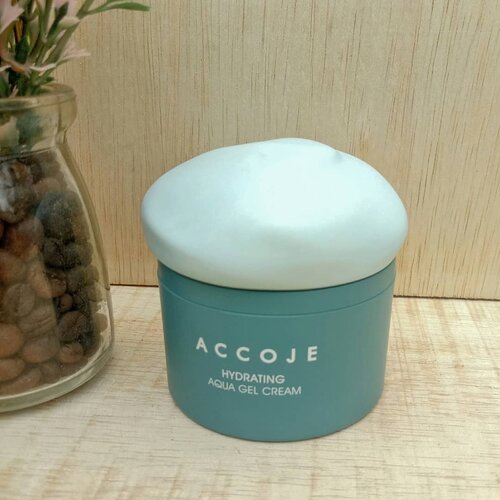 #Accoje Hydrating Aqua Gel CreamCuaca di daerah aku lagi panas banget tapi anginnya dingin, bikin wajah aku ini makin terasa dehidrasi sampai di beberapa bagian tuh perih kalau kena skincare. Klaim produk Hydrating Aqua Gel dari @accoje_official ini membantu melembabkan dan memberi efek segar.Seperti namanya cream ini memiliki tekstur gel-cream, sedikit thick namun tidak menimbulkan efek lengket. Cream ini memiliki aroma yang segar dan agak sedikit aroma 'obat'. Sayangnya pada kemasan produk ini tidak ada tulisan bahasa inggrisnya, selain ingredients. Jadi aku bingung bacanya hehe... Aku pakai ini biasanya di malam hari, semacam buat nenangin kulit gitu kalau habis panas-panasan. Saat memakai cream ini aku merasa kulitku lebih halus dan lembab, sayangnya tidak terlalu memberi efek segar.Buat temen-temen yang penasaran sama produk ini, yuk cus beli disini 👇https://hicharis.net/lianaestt/grY#ACCOJE #HYDRATINGAQUAGELCREAM #AQUACREAM #charis #charisceleb @hicharis_offical @charis_celeb #clozetteid #lianaekacom #skincarejunkies #skincarekorea #koreanskincare #beautiesquad #idskincarecommunity #hbbv #kbbv