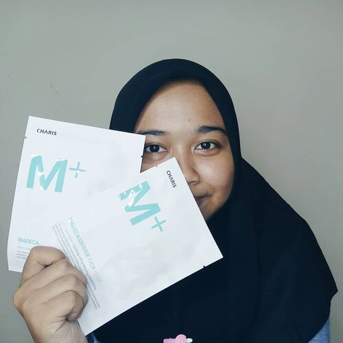 Charis M+ Madecassoside Cica MaskFinally @hicharis_official mengeluarkan produk skincare. Ada 2 jenis yaitu, #sheetmask dan juga cream. Nah yang pertama aku coba ini adalah sheet masknya.Masker ini adalah 4 in 1 care mask. Yap, masker ini memiliki 4 fungsi yaitu clarifying, lifting, relaxing sekaligus moisturizing. Masker ini memiliki essence yang banyak, walaupun udah aku oles-oles di wajah dan leher tetep masih ada sisanya. Essencenya berwarna putih susu dan tidak terlalu cair banget.Kemasannya dalam box, jadi tidak jual per-pcs. Satu box isi 5 sheet mask. Kemasannya dominan warna putih dan biru cyan gitu. Tissuenya terbuat dari 100% pure cotton sheet, lumayan tebal dan halus menurut aku.Aku suka pakai masker ini saat wajah aku iritasi, misal pas lagi ada jerawat meradang, terus pas habis panas-panasan siang hari. Malamnya aku pakai sheet mask ini langsung wajah berasa tenang dan aku suka pakai sheet mask ini berasa dingin walaupun sebelumnya engga dimasukin ke kulkas.Buat yang penasaran bisa banget beli di charis shop aku, dapat harga spesial loh ⤵M+ MADECASSOSIDE CICA MASKhttps://hicharis.net/lianaestt/eb8#CHARIS #CHARISMASK #CHARISFACEMASK #CHARISFACIALMASK #CHARISMPLUSMASK #CHARISMPLUSMADECASSOSIDECICAMASK #CHARISCICAMASK #CHARISSTORE #charisAPP @hicharis_official @charis_celeb#clozetteid #lianaekacom