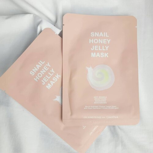 🐌 @ens_jinjungsung x @credithink Snail Honey Jelly Mask

Produk ini memiliki formulasi khusus yang mengandung Snail Secretion Filtrate (10.000ppm), 7 jenis Hyaluronic Acid, dan Glycoproteins yang membantu mengurangi garis-garis halus dan meningkatkan elastisitas kulit. Mengandung Ekstrak Madu sebagai antioksidan alami yang dapat meningkatkan kelembaban dan mencerahkan kulit. Ekstrak Royal Jelly mengandung berbagai macam asam amino dan mineral dengan kadar vitamin B yang berlimpah untuk membantu memperbaiki dan melindungi kulit. Dan juga ekstrak Propolis dikenal memiliki anti-inflamasi, anti-virus, dan sifat anti-bakteri yang membantu menenangkan, menyembuhkan, dan melindungi.

Mucin Hydrogel-Coated Tencel Sheet, sheetmask ramah lingkungan yang dibuat dari pohon Eucalyptus diresapi dengan serum unik kami yang dirancang untuk secara efektif agar mudah diserap oleh kulit.

Aku sudah memakai masker ini 4 kali. Love-Hate dengan masker ini. Aku suka dengan efek pada kulit wajahku yang diberikan setelah memakai masker ini, karena bikin wajah aku terasa kenyal, lembab dan kencang. Aku juga suka sama wangi dari sheetmasknya.

Tapi aku juga benci sama masker ini terutama ukurannya, menurutku ini terlalu lebar dan bagian hidungnya panjang banget atau hidung aku aja yg pesek? hahaha. Aku juga kurang suka efek lengketnya. Saat-saat essencenya akan meresap ke kulit, rasanya agak lengket kalo di tepuk-tepuk terus (seperti di video) jadi lebih baik di diamkan tapi lumayan lama meresapnya.

Kalo kalian yang udah coba gimana?

#snailmask #wrinklesfree #microbubblemask #cleanbeauty #credithinkmask #beautiesquad #lianaekacom #idskincarecommunity #skincarecommunity #skincare #skincarelover #skincarejunkie #lokalskincare #skincarelokal #indonesiabeautyblogger #beautybloggerindo #clozetteid