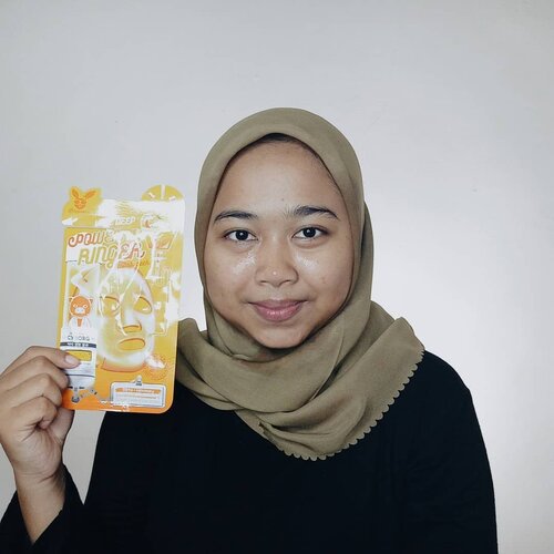 #elizavecca Vita Deep Power Ringer Mask PackIntensive Moisturizing + Moisture Brightening.Mengandung Vitamin E, berbagai ekstrak buah dan sayuran untuk memberikan pelembab dan nutrisi intensif pada kulit untuk membuatnya cerah dan bercahaya.Full Ingredients : Water, Glycerin, Dipropylene Glycol, PEG-60 Hydrogenated Castor Oil, Tocopheryl Acetate (3,000 ppm), Dimethicone, Phenoxyethanol, Chlorphenesin, Carbomer, Sodium Hyaluronate, Vincetoxicum Atratum Extract, Portulaca Oleracea Extract, Hamamelis Virginiana (Witch Hazel) Extract, Vitis Vinifera (Grape) Fruit Extract, Pyrus Malus (Apple) Fruit Extract, Prunus Persica (Peach) Fruit Extract, Punica Granatum Fruit Extract, Fragaria Chiloensis (Strawberry) Fruit Extract, Prunus Salicina Fruit Extract, Citruius Lanatus (Watermelon) Fruit Extract, Camellia Sinensis Leaf Extract Oryza Sativa (Rice) Germ Extract, Aloe Barbadensis Leaf Juice, Daucus Carota Sativa (Carrot) Root Extract, Solanum Lycopersicum (Tomato) Fruit Extract, Arginine, Hydroxyethylcellulose, Disodium EDTA, Fragrance.Texture & Scent : Sama seperti sheetmask elizavecca yang lain, tekstur lembarannya tipis dan lebar. Wanginya segar seperti wangi citrus, tidak menyengat meskipun mengandun fragrance. Essencenya sendiri cair sekali, pas aku pakai dia netes-netes sampe kerudungku basah.Setelah memakai sheetmask ini, wajahku terasa lembab dan lebih cerah. Bahkan pagi ketika bangun tidur wajahku masih cerah dan glowing.Musik: That DayPemusik: Jef#elizavecca #sheetmask #kbeauty #beautiesquad #lianaekacom #idskincarecommunity #skincarecommunity #skincare #koreanskincare #skincarekorea #skincarelover #skincarejunkie #indonesiabeautyblogger #beautybloggerindo #clozetteid