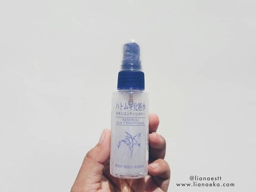 Hatomugi Skin Conditioner

Hatomugi Skin Conditioner ini sudah sangat terkenal, khususnya di Jepang, dan merupakan salah satu produk untuk melembabkan dan mencerahkan warna kulit.

Hatomugi adalah istilah dalam bahasa Jepang untuk tanaman yang berupa barley/grain/biji-bijian yang dikenal sebagai tanaman untuk kehidupan dan kesehatan.

Kandungan dalam produk Hatomugi Skin Conditioner sangat efektif untuk perawatan terhadap jerawat serta mampu melawan flek-flek hitam, noda dan penuaan kulit. Produk ini tidak mengandung Alkohol.

Tekstur Hatomugi Skin Conditioner ini seperti air tajin (air cucian beras), seperti air biasa yang di semprotkan. Tidak lengket dan tidak memiliki aroma yg mengganggu, samar-samar aromanya.

Result : Aku biasanya pakai ini setelah toner 1, karena wajah aku dehidrasi jd tetep membutuhkan hydrating toner. Kalau botol kecil ini biasanya aku simpen di tas, biar kalo lagi kepanasan langsung semprot. Selain itu aku juga pakai sebagai masker. Buat yang penasaran gimana baca di blog aku, search Hatomugi.

Price : Full Size 98.000 (aku beli 79.000 discount di sociolla bulan maret)
Bisa pakai kode SBNLAJX8 untuk diskon 50.000 di sociolla.

Repurchase ? yes.

#skincare #skincarejunkie #skincarejapan #skincarelover #hatomugiskinconditioner #lianaekacom #ClozetteID #beautiesquad #beautyblogger #beautybloggeindonesia #hbbv #idskincarecommunity #skincarecommunity #kbbvmember #indonesiafemalebloggers #beautyreview