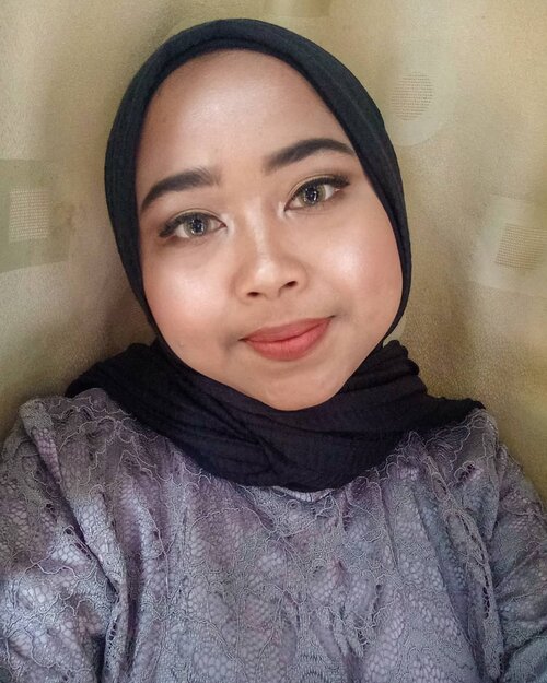 Sesekali selfie gpp ya 😆Ini adalah make up wisuda aku kemarin, make up sendiri karena pengen sambil lihat skill make up aku gimana. Make up engga pakai primer ataupun setting spray dari jam 6.00 sampai jam 13.00 🙌Products :🌞 @pac_mt All Day Coverage Liquid Foundation shade C03 & @mustikaratuind Beauty Queen High Coverage Foundation shade Caramel🌞 @altheakorea Flawless Creamy Concealer shade Honey🌞 @fanbocosmetics Acne Solution Loose Powder shade 02 Translucent🌞 @fanbocosmetics Precious White Eyebrow Pencil shade Natural Grey🌞 @sariayu_mt Color Trend Inspirasi Jakarta Eyeshadow Kit J-01 & J-02🌞 @qlcosmetic Fashion Eyeliner🌞 @sulamitcosmetics Fake Eyelashes (lupa seri brp 😂)🌞 @eminacosmetics Cheeklit Pressed Blush shade Bitter Sweet🌞 @makeoverid Riche Glow Face Highlighter🌞 @poppydharsonocosmetics Lip Cream shade Earth#makeupwisuda #lianaekacom #clozetteid #makeupideas #makeup #motd #beautiesquad #kbbv #hbbv