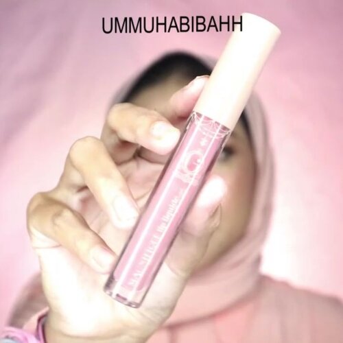 Ombre lips tapi gk mau keliatan bibir tipis? Fix itu gue 😂.Nah aku share ni cara pakai nya yg biasa aku pakai.1. Jangan lupa menggunakan lip butter / lip balm biar bibir tetap lembab.2. Pilih shade yg nude pucat gitu untuk diaplikasikan di garis bibir.3. Pilih shade merah atau pink untuk di bagian tengah bibir.Product.@nivea_id Lip Butter.@madame.gie Lipcream (404).@fanbocosmetics Matte Lipstick (F10)....#ombrelips #lipswatch #lipstick #clozetteid #makeupdaily #dailymakeup #makeupnatural #tampilcantik #zonacantikwanita