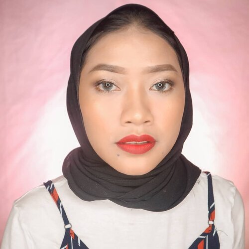 Selamat siangJgn lupa makeupan buat merayakan tahun baru ntr malam, gue sih team diem dirumah wae 😁.#naturalmakeup #ClozetteID #makeuplooks #makeupnatural
