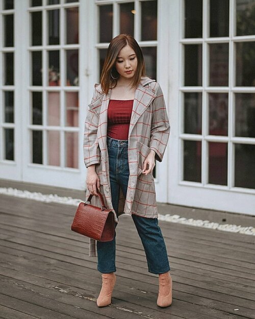 Today's outfit from @yunaandco | 📸 @samseite
Kalian sering terinspirasi stylenya Fashion Blogger? Sekarang beli 1 set outfit yang OOTD-able ga perlu ribet kelilingan 1 mall cuma buat padu padanin 1 gaya. Percaya nggak, cuma IDR 599k aku dapet 1 set outfit yang isinya Baju, Celana, Outer, dan Sepatu, ditambah ga perlu repot pusing mikirin mix n matchnya gimana, karena ada personal stylist yg akan brainstorming dan langsung kasih 1 set outfit ready buat dikirim ke rumah. Aduh senenggg. Aku hemat IDR 500k lebih loh buat 1 set outfit ini. Bayangin kalau kita belanja sendirian. IDR 599k paling cuma dapet satu/dua item. Dan lagi harus pusing mikirin "ini cocoknya sama apa", "itu bagus ga ya di mix sama ini". Here's the deets ⤵
.
@boohoo Petite Ribbed Tie Back Bodysuit
@mkyclothingsg Plain Boyfriens Jeans in Navy
@berrybenka Tindy Checkered Outer Brown
@publicdesire Maxi Sock Fit Stretch Ankle Boots
.
Last but not least, aku mau kasih kode promo *YANITA* untuk dapetin diskon 20% untuk seluruh pembelian #YunaMatchBox
.
#ClozetteID #OOTD #OutfitOfTheDay
#Fashion #FashionBlogger #OOTDIndo