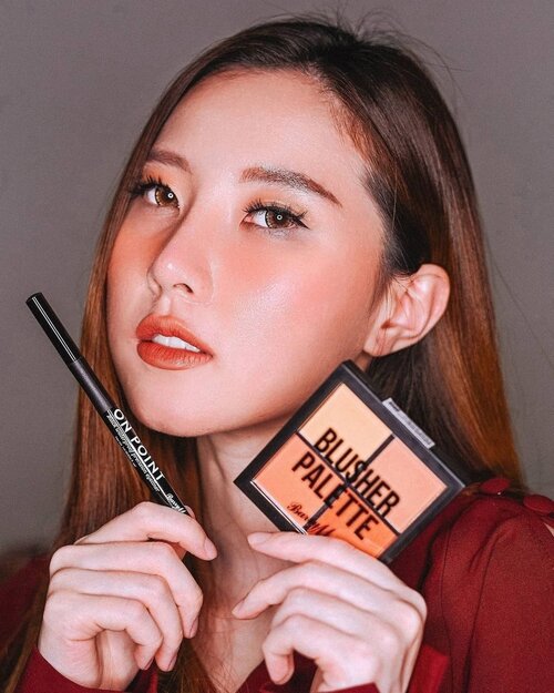 🍑🍊 juice. Lagi suka sama makeup yg seger2 + warm nih. Buat bikin efek sunburn di pipi, aku pakai Blusher Palette dari @barrymcosmetics_id mix antara shade 3 dan 4, cakep banget jadinya!!! Warnanya highly pigmented dan buildable. Trs buat makeup matanya aku bikin classic winged liner yg super crisp pakai ON POINT Black Waterproof Precision Eyeliner dari Barry M juga. Aplikatornya super runcing dan ga geser. Tintanya juga hitam pekat, currently my fav eyeliner. Fyi, Barry M is a British cult (must have) cosmetics, cruelty free, 100% vegan. Produk2 Barry M ini bisa dibeli di @guardian_id dan juga official online store Barry M di @shopee_id dan @tokopedia
.
#LoveBaryMBarryBarryMuch #BarryM_ID #BarryM #ClozetteID #sbn #MOTD #FOTD #sociollabloggernetwork #makeup #Blogger