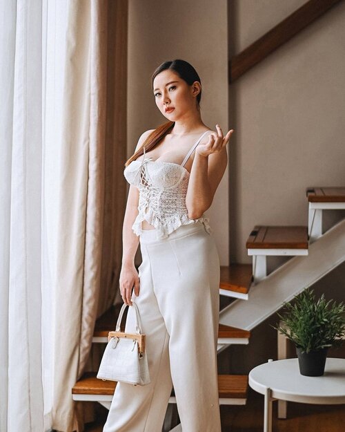 white on white 🤍 in my all time fav bustier @or.fin.....#lifestyleblog #lifestyleblogger #Lifestyle #ClozetteID #FOTD #facoftheday #mood#lookbook #lookbookindonesia #ootd #jktspot #lookbooknu #fashionblogger #outfitoftheday #fashionblog #ootdindo #outfitinspo #blogger