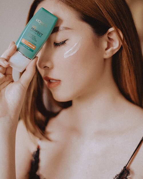 📷 @samseite.Kenalin #sunnymate aku, gengs!! Ini lho, Matte Finish Sunscreen terbaru dari L'Oreal Paris. Buat pemilik kulit acne prone kayak aku, pastinya kalian pernah ngerasain love-hate relationship sama sunblock, good newsnya L'Oreal UV Perfect Matte cocok untuk semua jenis kulit, bahkan untuk yang berminyak sekalipun! Teksturnya fresh, ringan, tidak lengket, cepat menyerap, dan finishingnya matte. Dengan perlindungan total hingga 12 jam, L'Oreal UV Perfect Matte juga bisa digunakan sebagai primer OMG!! Asik deh 2 fungsi jadinya. Sekarang udah available di @sociolla dan lagi promo dari Rp 99.000 jadi cuma Rp 69.300,-!! Buruan beli deh 😆......#portraits #portrait #portraitphotography #photography #ig #portraitmood #portraiture #photographer #clozetteid #fashion #portraitpage #vision #art #portraitphotographer #photooftheday #shots #instagood #portraitvision #makeportraits #perfection #pursuitofportraits #photoshoot #fashionphotography #beauty