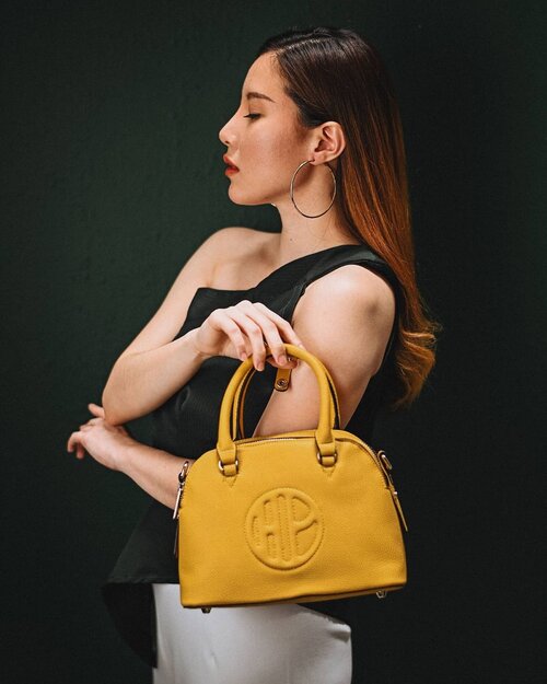 [GIVEAWAY # 6]
.
#yanitasyagiveawayparade x @hushpuppiesid
.
Jujur jatuh cinta banget pas lihat Mustard Bagnya Hush Puppies ini dipajang di store. Disini aku dan @hushpuppiesid mau memberikan Grate Top Handle in Yellow bag seharga IDR 1.199.000,- ini untuk 1 orang pemenang yg beruntung. Btw tas ini aku pilihin khusus untuk kalian loh 🤗 💛 Semoga suka sama tas pilihanku. Caranya :
.
1. Like, save, dan share postingan ini
2. Follow Instagram @yanita.sya @hushpuppiesid & @transmarcogiftvoucher
3. No private or fake account 
4. Kasih tau kenapa kamu suka pakai produk Hush Puppies
5. Tag 5 teman yg mau kamu ajak untuk ikutan giveaway ini dan tambahkan hashtag #HushPuppiesxYanitaSya
.
*Boleh comment sebanyak2nya
**Periode Giveaway berlaku hingga 5 Februari 2021
.
Have fun and good luck 🎉
.
.
.
.
#giveaway #giveawayindo #infogiveaway #clozetteid #giveawayindonesia #freebies #giveawaytime #giveaway2021 #giveaways