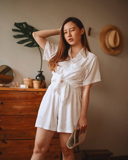 Santai di kamar mode ON pakai setelan lounge wear fav-ku @viereclothing.id yg sering aku jadiin baju pergi juga. Karena aku petite, aku suka ngakalin pakai atasan model crop supaya kakinya kelihatan lebih jenjang gitchu. Makanya kemeja-nya aku iket kayak gini. Gemesnyaaa!!!
.
*Excuse my baby fat cheeks. Jujur sempet coba liquify2, tapi leher sama rambut ikutan geser. Dah ah males, daripada insekyur mendingan bersyukyurrr, kayak kata mba Neti di film @imperfect_theseries 🤗
.
.
.
.
.
#ClozetteID #ootd #outfitoftheday #ootdindo
#jktspot #jktgo #outfitinspo #outfitinspiration
#christmasoutfit #dress #endorsement #endorseindo #endorse