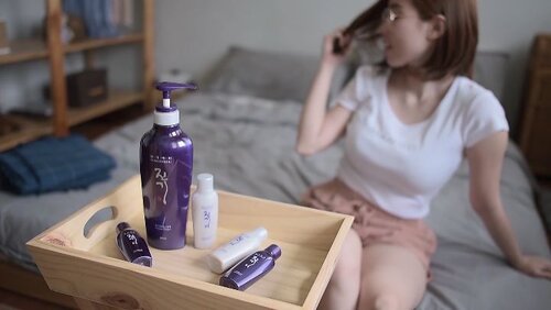 🎥 : @samseite

Hi guys! Tau nggak alasan aku potong rambut jadi pendek? Selain karena ingin tampil beda, aku juga ngalamin masalah rambut rontok. Baru-baru ini aku punya solusinya, setiap hari aku keramas pakai Vitalizing Shampoo dan Conditioner @daenggimeori_id dari @sbsin.kor 
Mengandung 20 bahan herbal terbaik Korea termasuk Ginseng dan air daun Kalamus yang jadi rahasia perawatan rambut Korea sejak dulu. Kandungan bahan herbalnya membantu mengatasi kerontokan, menguatkan akar rambut, dan membantu pertumbuhan rambut baru.

Tekstur shampoonya ini unik banget karena padat mirip caramel sauce gitu. Busanya juga banyak. Oh ya, biasanya shampoo-shampoo kesehatan baunya agak jamu banget, tapi ini wanginya fresh dan ga kecium bau Herbal. Malahan semua orang bilang "Wangi-wangi apa nih? Kamu pakai apa kog wangi banget?", setiap kali aku habis keramas. Haha. Wanginya juga tahan lama!! Shampoo ini ada ukuran full size (500ml) dan Travel Sizenya kayak yang aku pakai di video.

My honest review, baru pakai seminggu dan rambut rontok aku lumayan berkurang. Misalnya tadinya sekali sisir pakai jari bisa gugur 10 helai, sekarang paling banyak 5 helai 😍 Dan harus banget pakai conditionernya soalnya tekstur rambut jadi beda, halus, shiny, dan mudah diatur. Paling recommed wanginya karena kayak habis cuci rambut di salon. Kamu juga bisa beli shampoo dan conditioner ini di Carrefour/Transmart, Lejel Home Shopping, atau di @miss.mr.kbeauty Last but not least, happy Valentine guys!

#sbsin
#sbsshop
#transvision323
@indovidgram
#ClozetteID
#LykeAmbassador
.
.
.
.
.
.
#vsco #vscocam #ibv #blogger #beautyblog #blogger #korean #lifestyle #photograph #photo #ibb #endorsement #bloggerstyle #lifestyleblogger #vlog #portrait #beautyvlogger #beauty #vlogger #lipstick #beautyshoot #hair