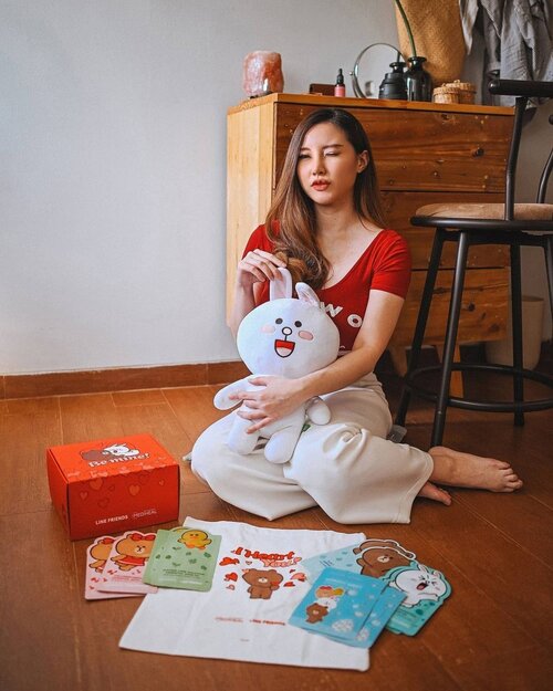 Siapa karakter LINE Friends favorit kalian? Mine is Cony (tapi di quiz dapetnya Sally The Hard Worker 😆🐥) soalnya dari dulu aku sering dapet julukan 'kelinci' karena gigiku mirip 🐰 Haha. Surprisingly @mediheal_idn sedang berkolaborasi dengan @linefriends yg pastinya special dan limited edition! Selain bisa beli satuan, tersedia juga dalam bentuk bundle : Be Mine Set dan Love You Set.
.
Be Mine Set seperti punyaku, isinya :
- Special Gift Box Be Mine
- Special Gift 2 Pcs Synergy Sheet
- Special Gift Tote Bag
- 8pcs Sheet Mask:
2 pcs N.M.F AQUARING AMPOULE MASK EX untuk Melembabkan Kulit.
2 pcs TEATREE CARE SOLUTION ESSENTIAL MASK EX untuk Menenangkan Kulit.
2 pcs  COLLAGEN IMPACT ESSENTIAL MASK EX untuk Mengencangkan Kulit.
2 pcs W.H.P BRIGHT HYDRATING BLACK MASK EX untuk Mencerahkan Kulit dan Membersihkan Pori-Pori.
.
*Synergy Sheet hanya bisa kamu dapetin dengan membeli bundle Love You/Be Mine
.
Jangan lupa buat ikutan quiz giveaway dengan total hadiah 25juta rupiah! Untuk 
selengkapnya bisa langsung cek IG Feed @mediheal_idn Stock sudah sangat menipis, don't miss it! #MedihealLINEFRIENDS
.
.
.
.
.
#clozetteid #makeup #skincare #koreanskincare #korean #beautyblog