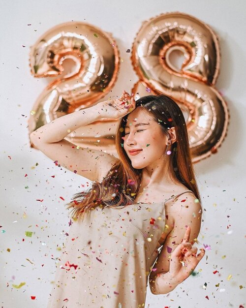 OFFICIALLY 18 (+10) 🥳🎉 Uwaaa I’m so grateful to my Creator for all what He has done in my life, for giving me the privilege to enjoy another birthday in good health and happiness. 📸 by mr.suamik @samseite Thanks a bunch buat foto2 indahnya, suka, suka, sukaaa banget!!! 💝.....#birthdaypartyideas #FOTD #POTD #OOTD #birthdayideas #bday #bdaygirl #bdayshoot#clozetteid #birthday #birthdaygirl #giveaway