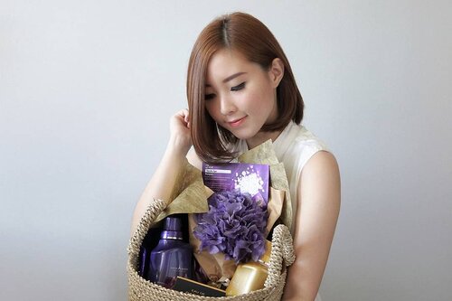 @moltoindonesia surprised me. Seneng banget dapet hampers yang isinya Perfume detergent pertama di Indonesia : Dazzling Glamour & Glowing Elegant dalam bentuk powder dan liquid yang bikin kita berasa #MencuciAlaPerancis , juga ada Eau de Parfum yang sukses bikin penasaran sama wanginya. You must try ❤#MoltoDeterjen
.
.
.
.
.
.
.
#followmefollowyou #followme #ibb #recentforrecent #likeme #lifestyleblogger #clozetteid #photo #photoshoot #productphotography #minimalist #potd #blogger #beautyblog #vsco a#perfume #indonesiangirl #endorsement #girl #endorsindo #endorse #blog #faceoftheday #photooftheday