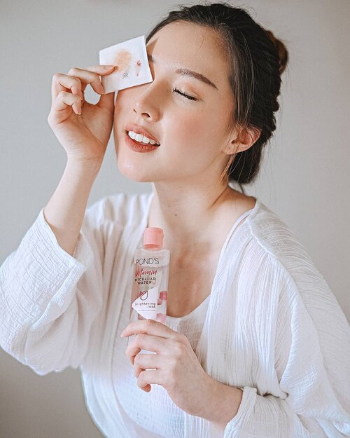 Selamat hari Minggu semuanyaaa 🙋‍♀️ Selalu hepi deh setiap kali bersihin muka pakai @pondsindonesia Vitamin Micellar Water. Not only it packed with 5 essential vitamins (A, B3, B5, C, dan E) for skin improvement. I also felt like my face isjust glowing even after make up removal! Aku pakai #PondsVitaminMicellarWater Brightening Rose. Formulasinya gak cuman ampuh hapus waterproof makeup, tapi juga sekalian menutrisi kulit aku. Percaya deh, sekali usap langsung bersihhh + kulit jadi pinkish bright glow 💖 Selain itu ada 3 varian vitamin micellar water lainnya yg bisa dipilih sesuai dengan kebutuhan kulit kita : D-TOXX Charchoal yg mengandung bamboo dan activated charcoal ampuh bikin kulit jadi purified glow, Hydrating Aloe dengan organic natural aloe vera extract yg bisa bikin kulit jadi hydrated glow, dan Nourishing Milk yg bikin kulit jadi korean dewy glow.
.
#MakeUpBersihWajahGlowing
.
.
.
.
.
#beautyblog #skincare #beauty #ClozetteID #facoftheday #FOTD #BeautyReview #POTD
#SBN #BeautyJournal #skincarereview #endorsement #endorse #endorseindo