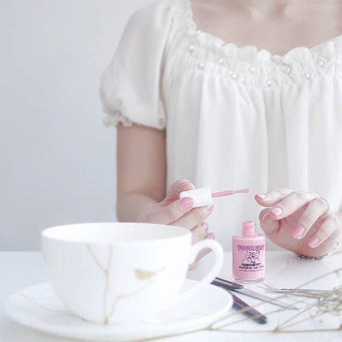Activities on Saturday morning ... coloring nails with Piggy Paint Nail Polish from @Herscope :) Finally, I've been posting the review on the blog : http://notonlywear.blogspot.co.id/2015/11/asnaturalasmud.html (click on bio) Enjoy the review!#clozetteid #nailpolish