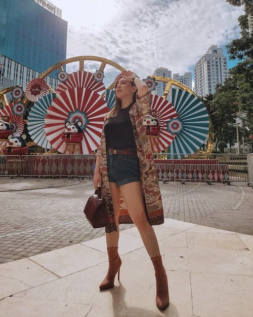Still in CNY vibes 🧧🐭 Bangga ketika berhasil mix and match baju2 batik jadi kekinian. Eyecatching sekaligus ciri khasnya Indonesia banget. Batik outer from @batikmanika
.
.
.
.
.
#ClozetteID #OOTD #fashionblogger
#lookbookindonesia #lookbook #ootdindo