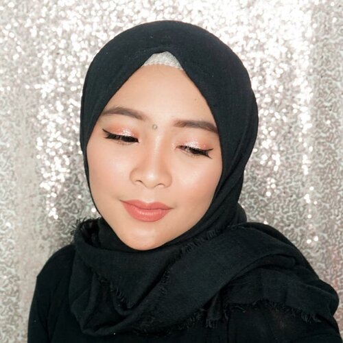 Harus merem manja supaya bisa menunjukkan ke kalian betapa blink-blinknya kelopak mataku 🧕Ini ceritanya tadi sore aku nyobain @brunbrun_paris liquid eyeshadow yang shade rosegold. Sudah lama pengen liquid eyeshadow glitter gini karena selain praktis, akutu suka banget sama sesuatu yg berkilawww ✨ Untuk liquid eyeshadow 40 ribuan, menurutku cukup uwaww sih. Lumayan menyelamatkan hasratku untuk beli eyeshadow beginian dr Stila 😁 oiya, ini keracunan kakak @iva_asih #ErnysJournalDaily #ernysjournalreview #ernysjournalmakeup #makeuplook #makeupjunkie #clozetteid