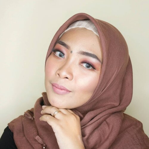 Akhirnya mainan makeup lagi.  Jujur,  makeup ini sepertinya lebih bagus ketimbang makeup pas wisuda kemarin.  Dan,  ini pertama kalinya nyobain bold eye makeup. Karena dandan begini,  kemarin sore diajak makannya ke sushi tei 😂 untung ga diajak makan di geprek bu made.  Kan salah makeup euw~Details:@getthelookid Infallible Pro Matte no 07.@pixycosmetics compact powder@citycolorcosmetics contour palette@milanicosmetics baked blush bella bellini@wardahbeauty blush on C@nyxcosmetics_indonesia mosaic blush@maybelline fit me concealer@lookecosmetics Holy Lip Crème Gaia as color corrector@ltpro_official eye brow pomade dark brown@juviasplace masquerade palette eyeshadow @beautygumindonesia eyeliner pen @pixycosmetics matte in love lipstick ( I forgot the shade) @x2softlens Bio glaze nu Azul@maybelline white liner. . #ErnysJournalDaily #ErnysJournalMakeup #clozetteid #jogjabloggirls