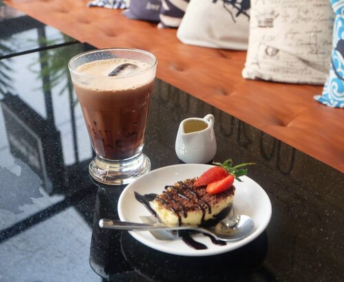 Ngomong-ngomong soal kopi & cafe, standarku menilai cafe itu kopinya enak dari menu coffee latte mereka. .
.
.
Dibilang suka kopi, iya. Tapi bukan kopi yang tanpa tambahan gitu. Aku prefer pilih yg latte, tapi dengan catatan rasa kopi kudu lebih kuat dari rasa susunya dan NGGAK MANIS! 
request gini simple, tapi nggak semua barista bisa menerjemahkannya ke menu yang mereka sajikan ke aku. So far, kopi favoritku itu Kopi Tarik dari Drana, terus racikan sendiri dengan 2 sch Nescafe Classic + 1/2 bungkus susu uht coconut delight Frisian Flas, cafe latte sbux dengan extra kopi, dan cappucino Indomart. Hehe 
#ErnysJounalDaily
#ClozetteID
#Clozette
#ErnysJournalBlog
#Fotokopi
#coffeeoftheday 
#coffeetime