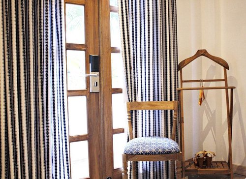 Salah satu yang eyecatching dari kamar di @adhisthana hotel itu adalah sarung bantal, gordyn, dan bantalan kursinya. Semua yang aku sebutin itu pakai kain batik, tapi nggak too much! 
Yang ada rencana liburan ke Jogja, bisa cek di bit.ly/ErnyAdhisthana ya! 
#ErnysJournalTravel 
#ClozetteID
#hotelroom 
#Travelling
#RoomIdeas
#HotelJogja