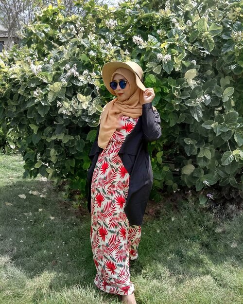 Pose berjalan menuju hari Senin. Besok hari pertama kerja berangkat dari rumah yg jaraknya 22,5 km ke kantor. Kalau dibayangin, ya udah pasti lelah. Tapi kalau dijalanin ya pasti biasa aja. Apalagi kalau disyukuri karena cuma memakan waktu 45 - 60 menit dan macetnya masih manusiawi. Jadi kuncinya, jalanin aja, syukuri aja. 😁

#ErnysJournalDaily #Clozetteid #hijaboutfit #ootdhijab