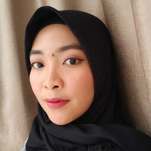 Sebuah investasi membeli gorden ini di rumah. Soalnya memudahkanku untuk "tlesep" sejenak dan selfie #MOTD necurel mekap. Muka mulus ini disebabkan oleh @makeoverid Matte Cushion W24. Perfect banget warnanya kaya 2nd skinku. Terus alisnya pakai @imploracosmetics Brown Grey. Ternyata oke juga ya walaupun teksturnya untukku terlalu lembek. Eyeliner pakai pen liner @purbasarimakeupid Dan no mascara as always. Eyeshadownya aku pakai lipcream @posybeauty.id Untuk blush on aku pakai palettenya @blpbeauty yang hot pink itu pokoknya. Ada shimmernya but nggak medok kok. Lalu aku tap tap pakai @eminacosmetics Blush on yg Sugarcane agar ada rona peach yg segar. Bibirnya ini perpaduan dr @maybelline matte ink Versatile, Wardah lip cream no. 1 yang merah cabe, lalu @catrice.cosmetics Untuk topper lipglossnya. Inilah makeup Minggu ini untuk menghadap ibu dan ibu mertua 😉 seger dan tampak memancarkan rona bahagia kan?#ErnysJournalDaily #ernysjournalmakeup #clozetteid