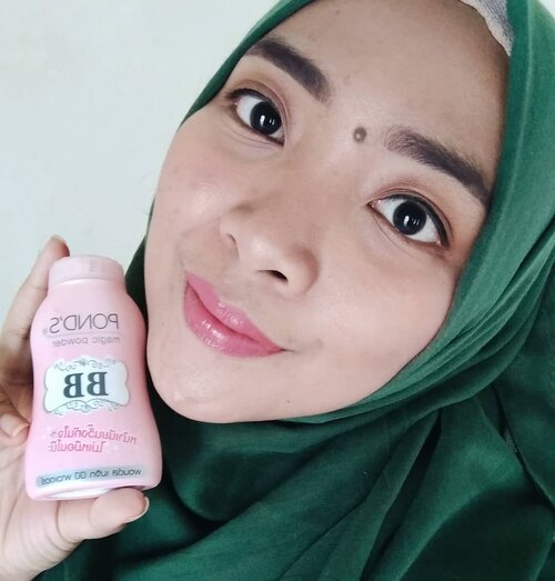 Kalau ke kantor udah pasti makeup minimalis aja.  Bahkan di foto ini versi makeup niat ke kantor lho.  Aku pake foundie tipis aja biar warna kulit merata dan ditimpa sama bedak yg super hype beberapa bulan terakhir.  Yes,  it's @pondsindonesia magic powder! Seneng banget sekarang udah ada di Indomart dan harganya cuma Rp.  25.000,- 😱😱😱 murah banget plus isinya buanyak.  Ini loose powder favoritku! Sukses mencegah kulit berminyak dan tahan lama. Jadiin setting powder oke,  pake sendiri juga oke. 😉#Clozetteid #Clozetteidreview #ErnysJournalDaily #ErnysJournalMakeup
